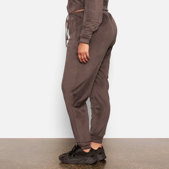 SKIMS VELOUR JOGGER color: AMETHYST - Picture 2 of 9